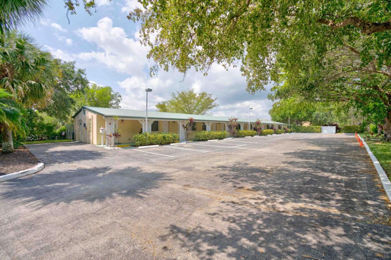 Tequesta Palms Inn Exterior photo